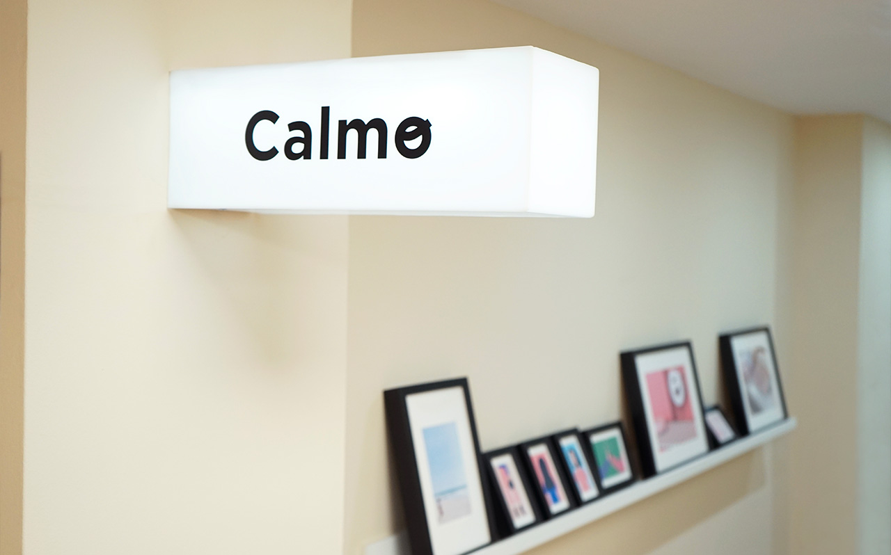 Foto del cartel luminoso de Calmo en la oficina