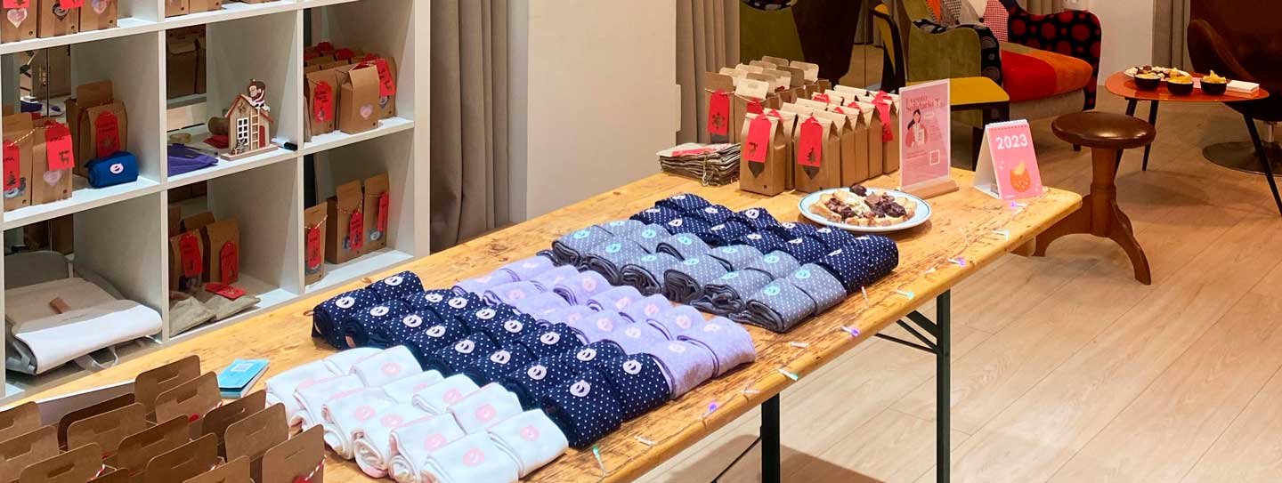 Calmo-Calcetines-Solidarios-2022-Cover Mesa con los calcetines a la venta en el evento solidario